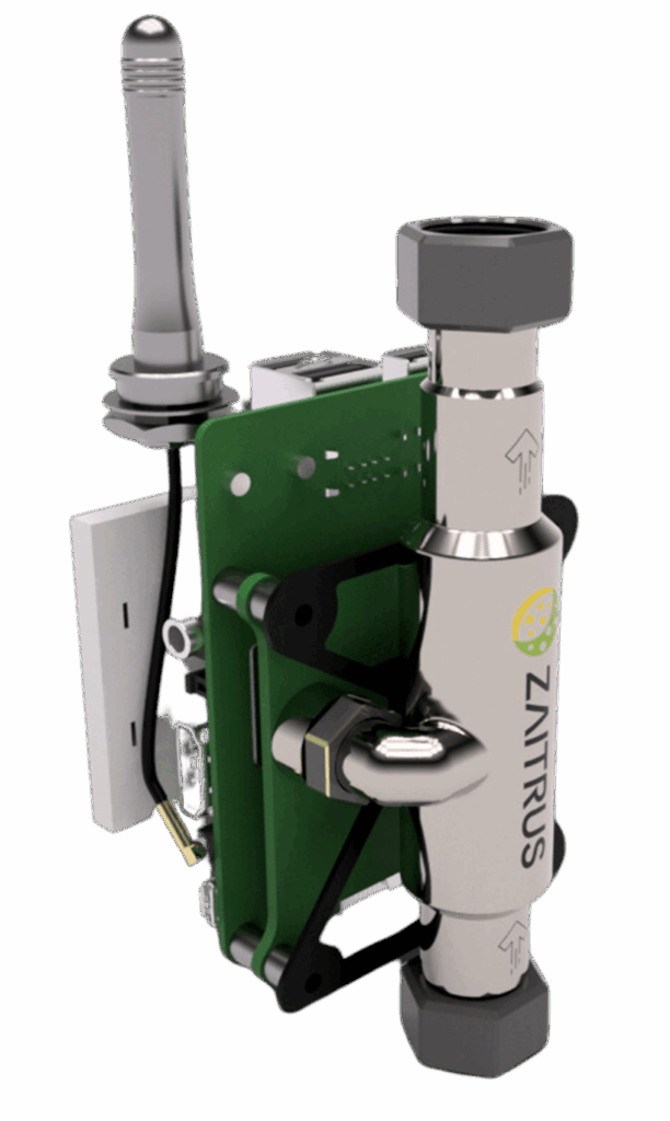 3D-Modell des ZAITRUS Sensors mit integrierter Elektronikplatine, Durchflussmesszelle aus Metall und seitlich montierter Antenne; dargestellt als kompaktes, vertikal ausgerichtetes Sensormodul zur Echtzeit-Mikroplastikdetektion im Durchfluss.